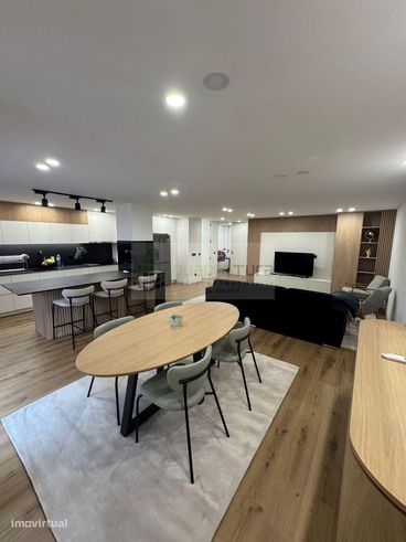 T3 Remodelado | Lugar de Garagem + Arrumo | Próximo ao Marquês-0