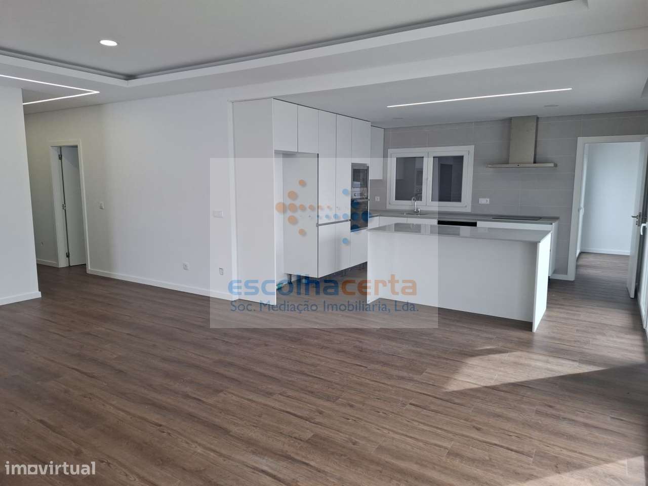 MORADIA TÉRREA T4 ISOLADA EM CONSTRUÇÃO - FERNÃO FERRO - Grande imagem: 2/47