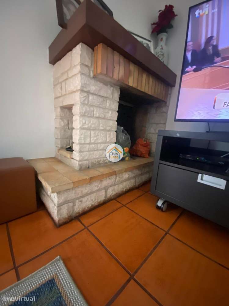 Moradia Geminada  de um dos lados do outro tem entarada e jardim em to-31