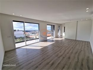 Apartamento T3 SEMINOVO na Urb. Jardi...