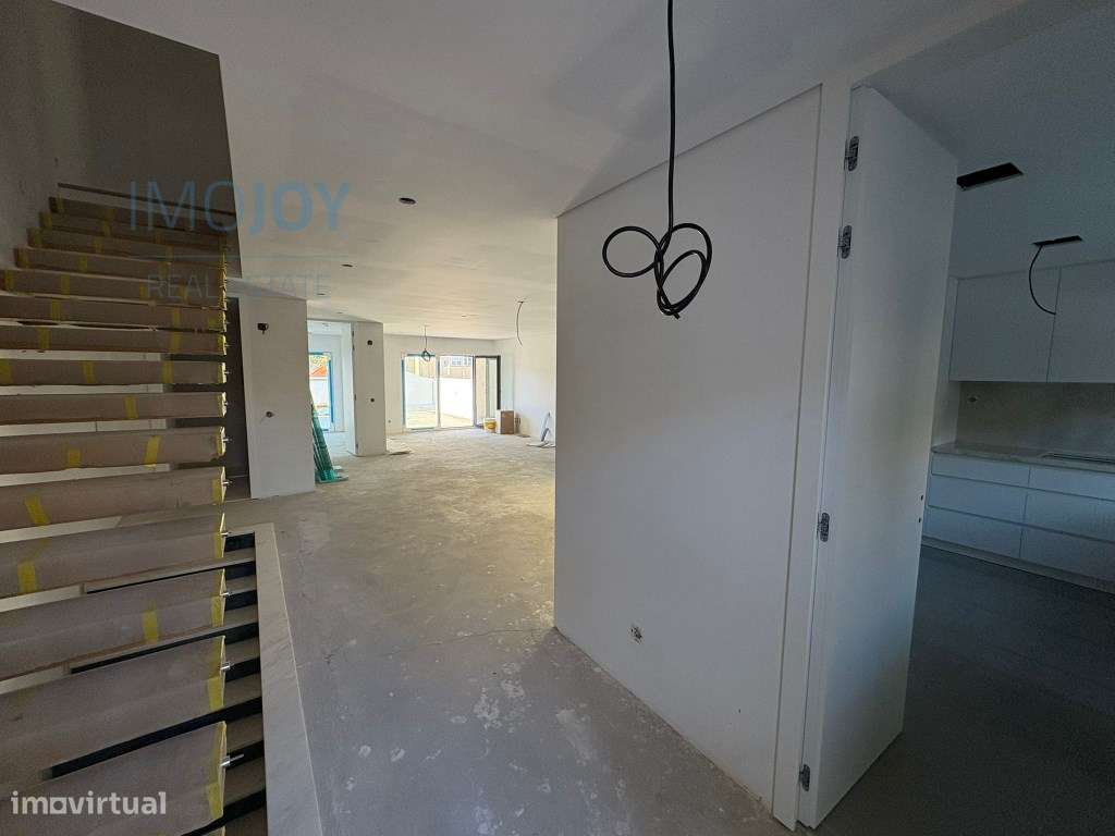 Moradia T4 + 1 com Jardim e Piscina em São Pedro do Estoril - Grande imagem: 4/91