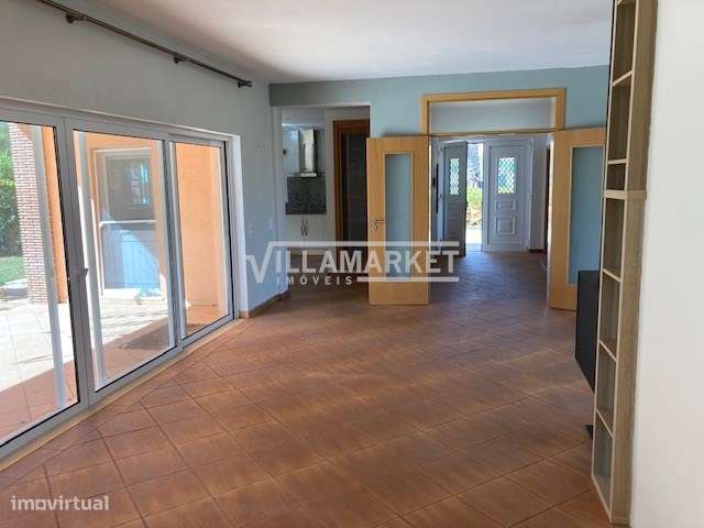 LUXUOSA VILLA V4  DE ARQUITETURA MODERNA COM PISCINA SITUADA NA ZONA D-32