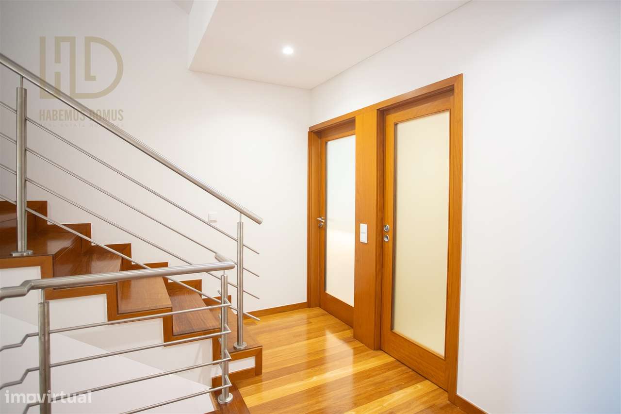 Moradia T3+1 de Luxo com 405m2 a 200 Metros da Praia em Canidelo.-14