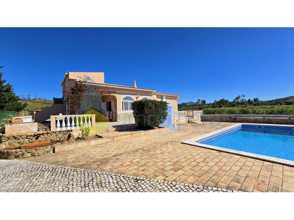 Moradia V4 com piscina e uma vista deslumbrante-32