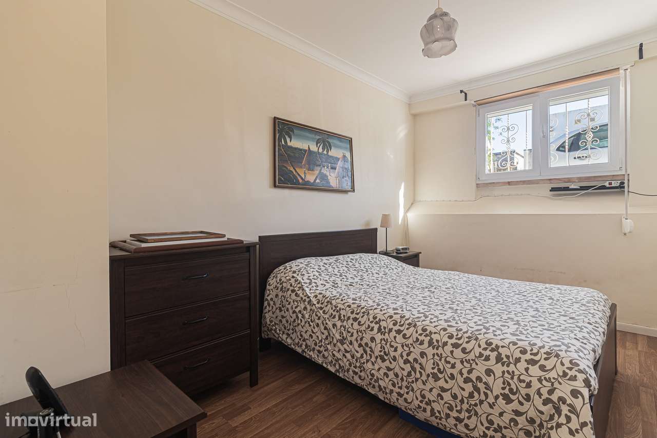 Apartamento T3 com Quintal na Amadora-9