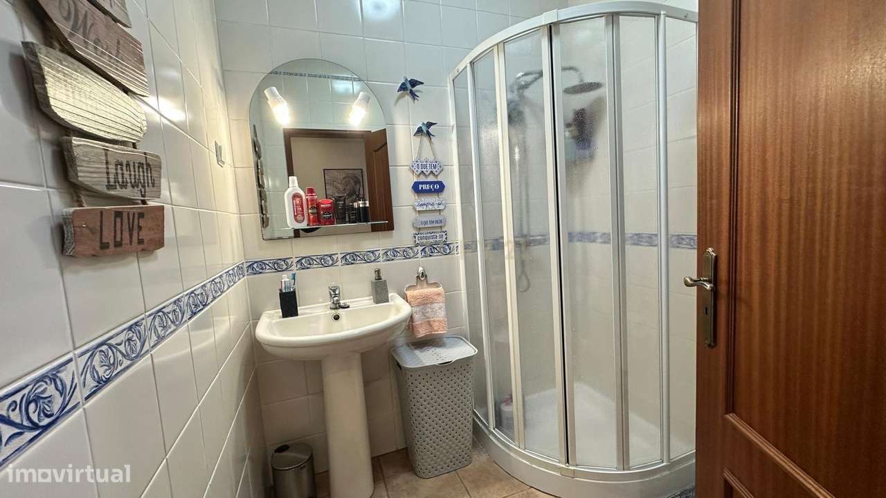 MORADIA  T4 BASTANTE ATRATIVA , ESPAÇOSA E COM MUITA LUZ NATURAL EM A-14