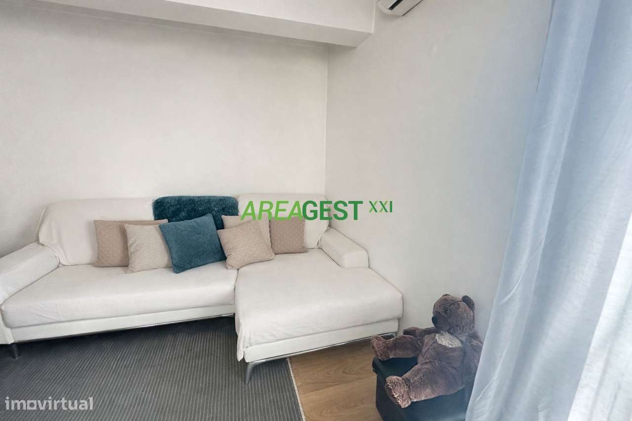 Prédio em propriedade total em Charneca de Caparica-23