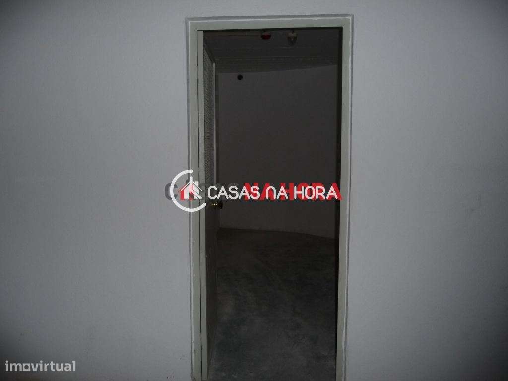 Garagem/armazém no centro de Carcavelos-4