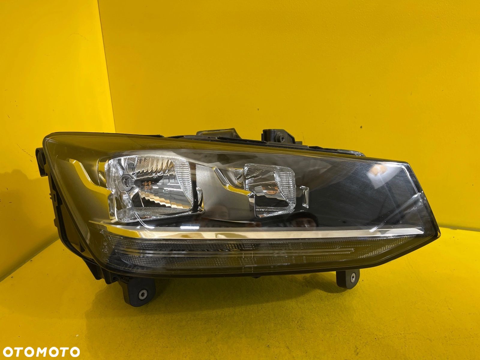 LAMPA PRZEDNIA PRAWA AUDI Q2 2018 ZWYKŁA - 1