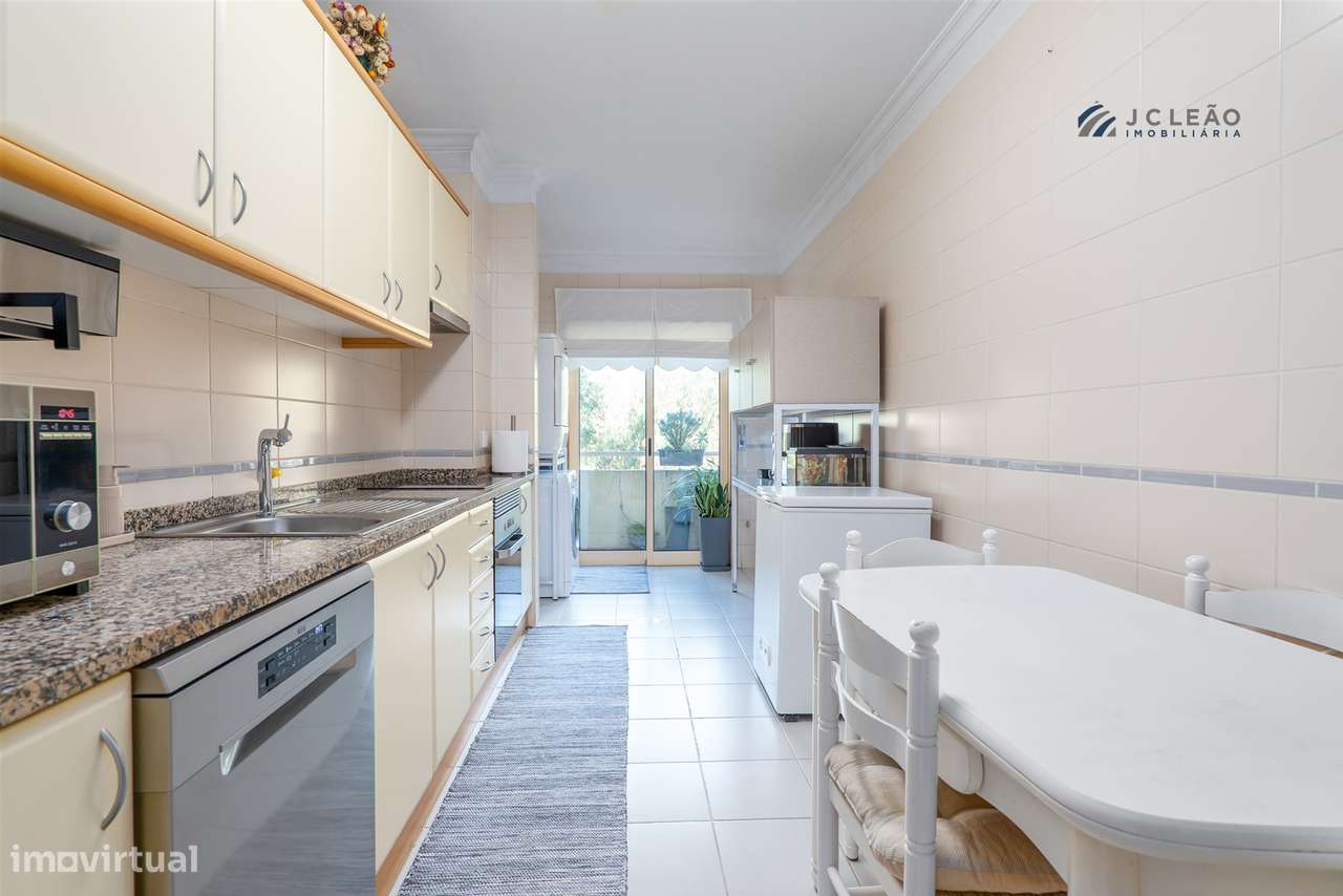 T3 com Excelente Exposição Solar no Coração de Paredes-9