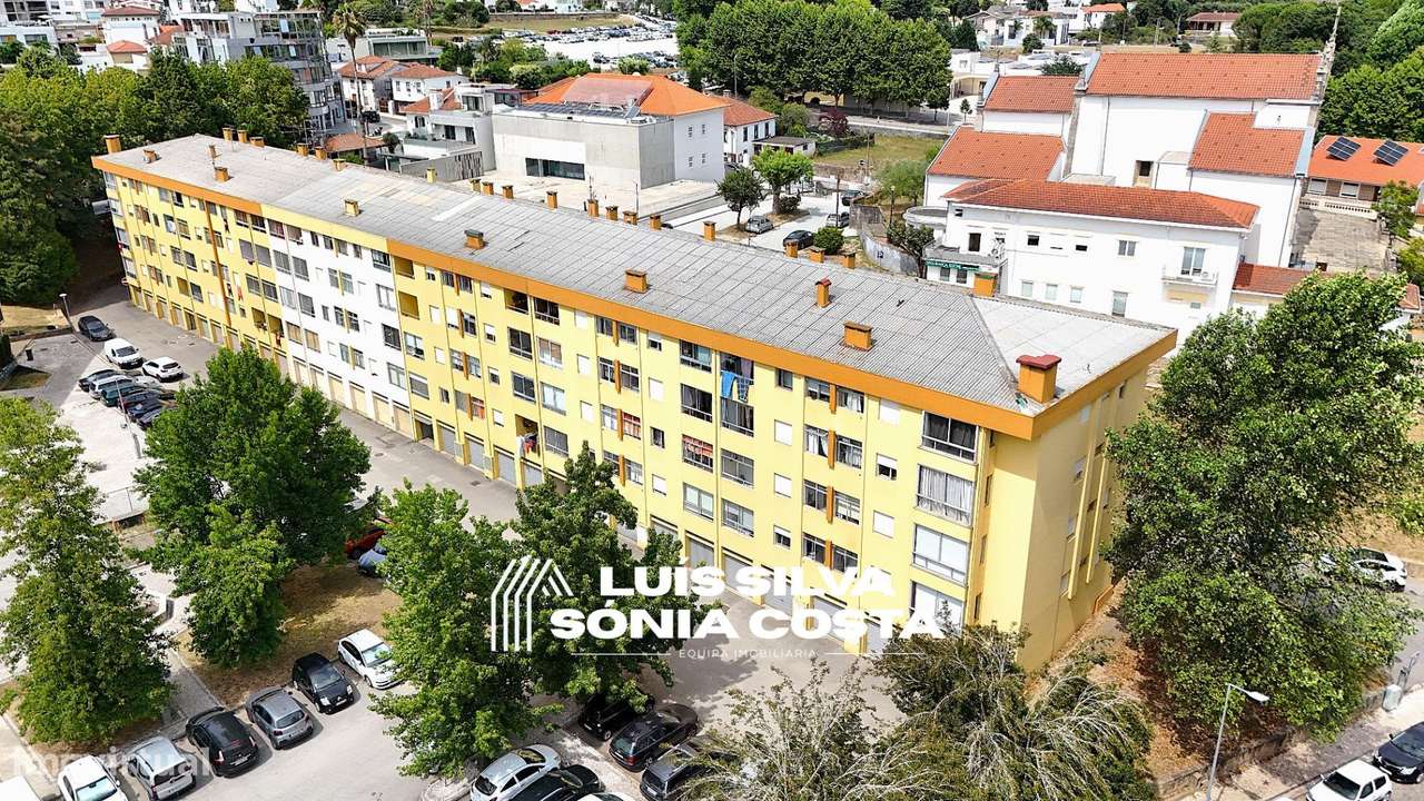 Apartamento T2 Semi-Remodelado c/ Garagem, Marquise & no Centro de...-25