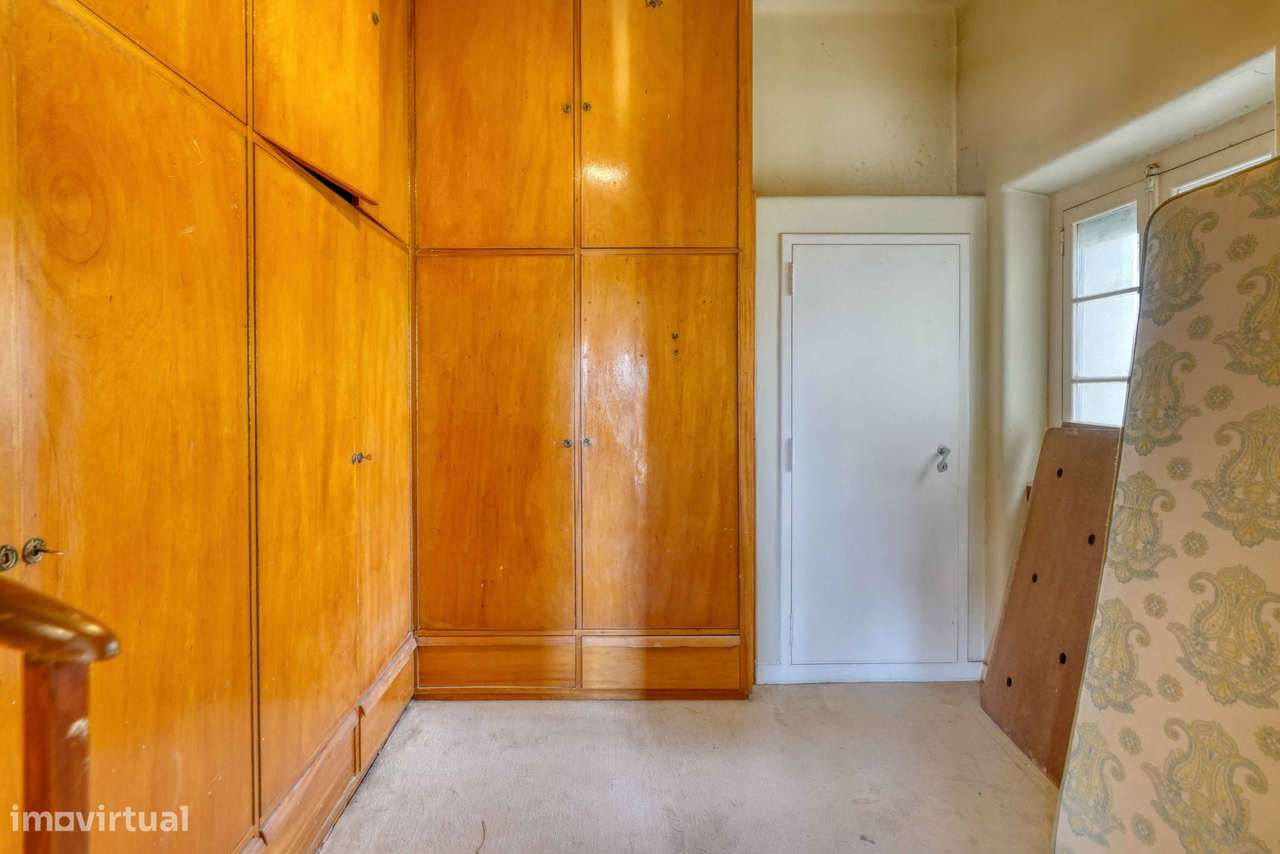 Moradia para recuperar no centro do Estoril, com piscina e vista mar-39