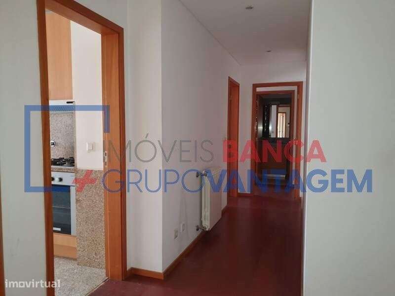 Apartamento T2 com garagem e arrumos - Grande imagem: 5/12