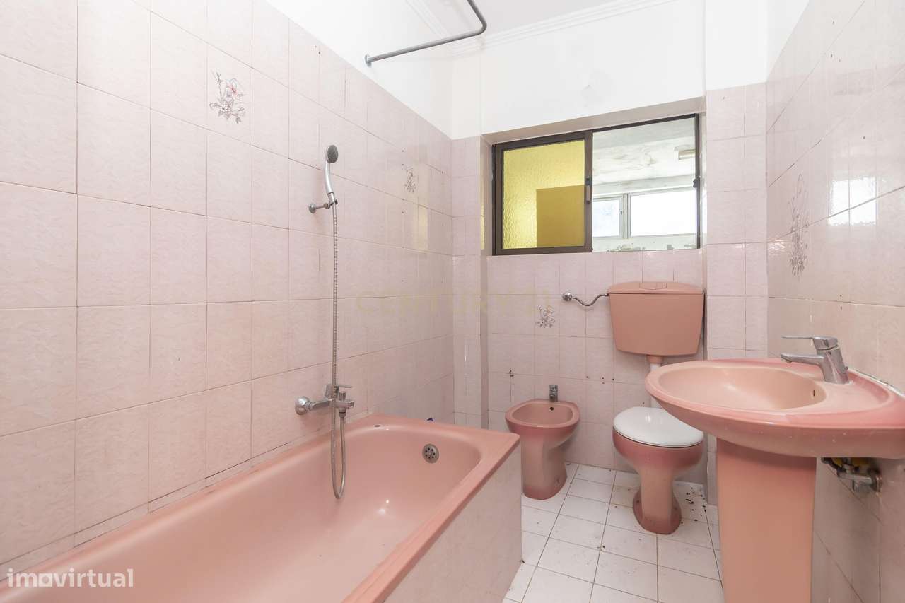 Apartamento com Potencial de Valorização em Almada-28