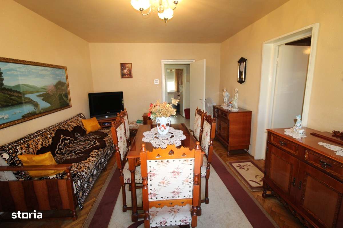Vând apartament 4 camere în Hunedoara, zona OM-Str.Mățișorului, et. 2-1