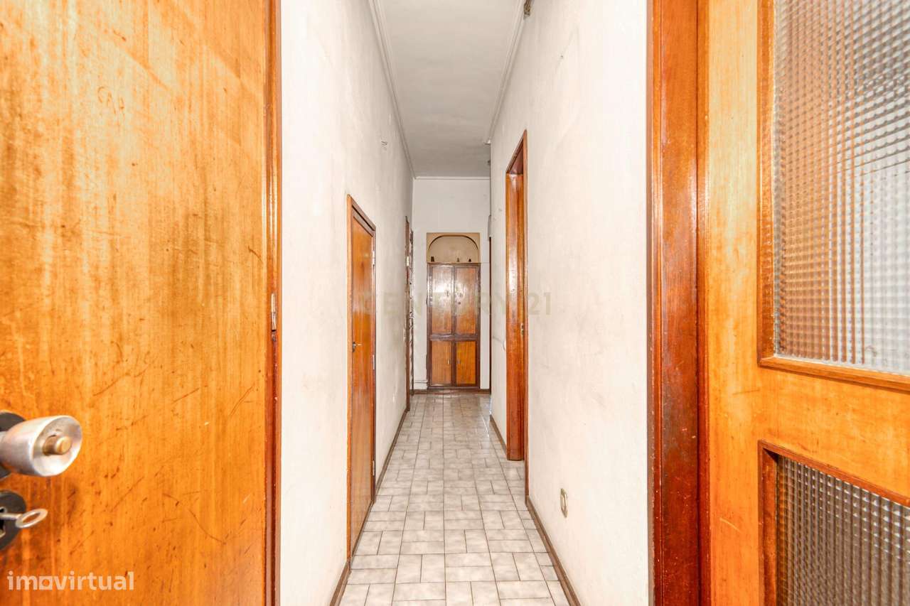 ✨ T1+1 com Pátio no Porto – Excelente Oportunidade de Valorização! ✨ - Grande imagem: 2/15