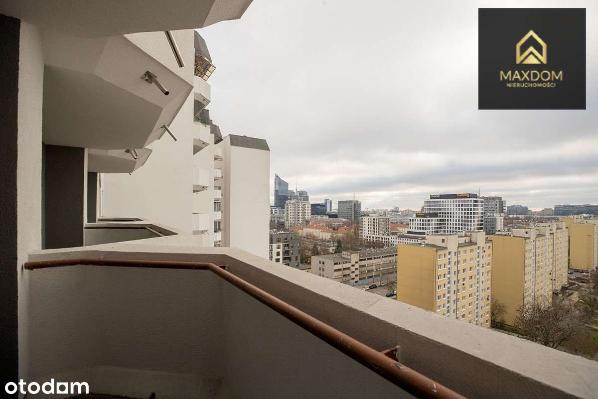 Przy samym wejściu do Metra Płocka + parking-6