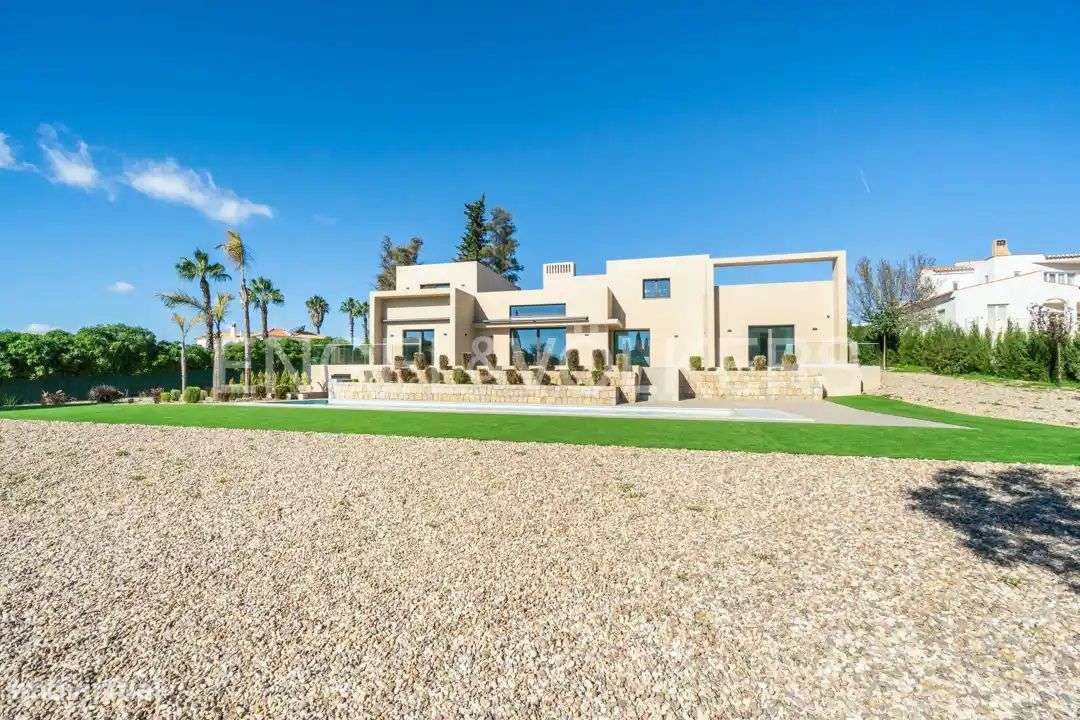 Moradia V4 Exclusiva perto do Carvoeiro - Grande imagem: 4/51