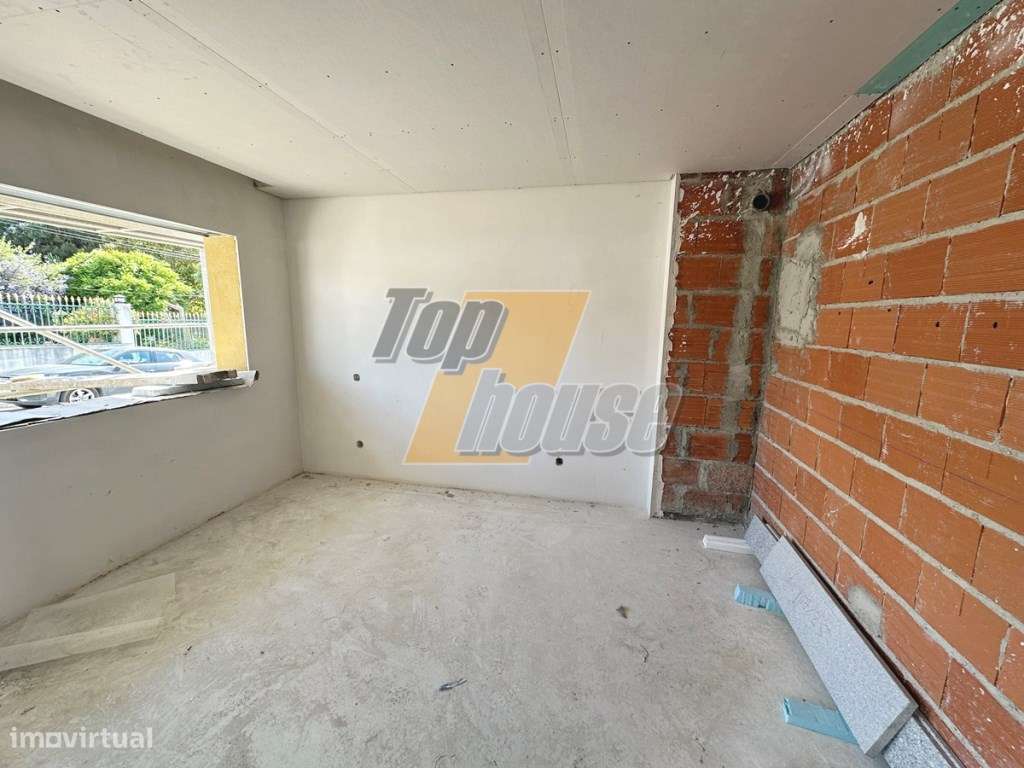 Moradia isolada V4 com piscina -Charneca de Caparica-9