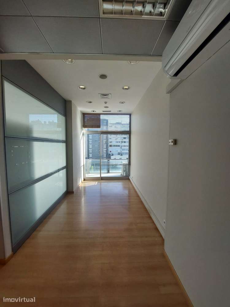 Escritório (5 Salas) - 2 Estacionamentos - Grande imagem: 2/14