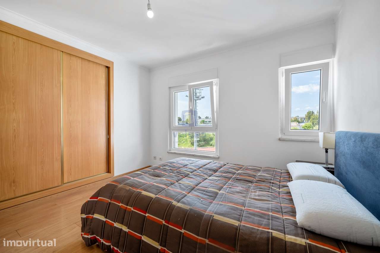 Apartamento T3 Renovado com Vista Rio-11