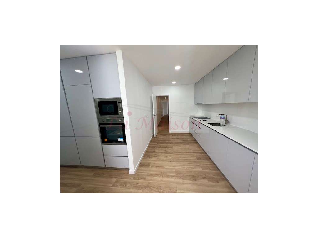 Apartamento T3 totalmente remodelado na Amadora-0