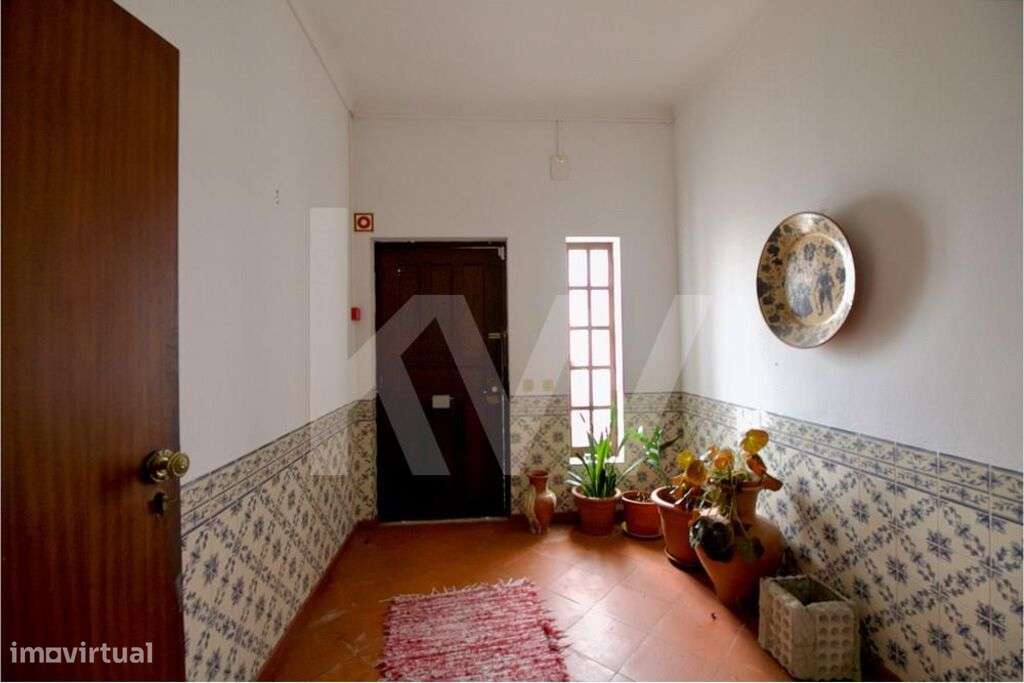 Moradia com 3 pisos mais T1 no exterior. Localização com vista para o - Grande imagem: 3/35