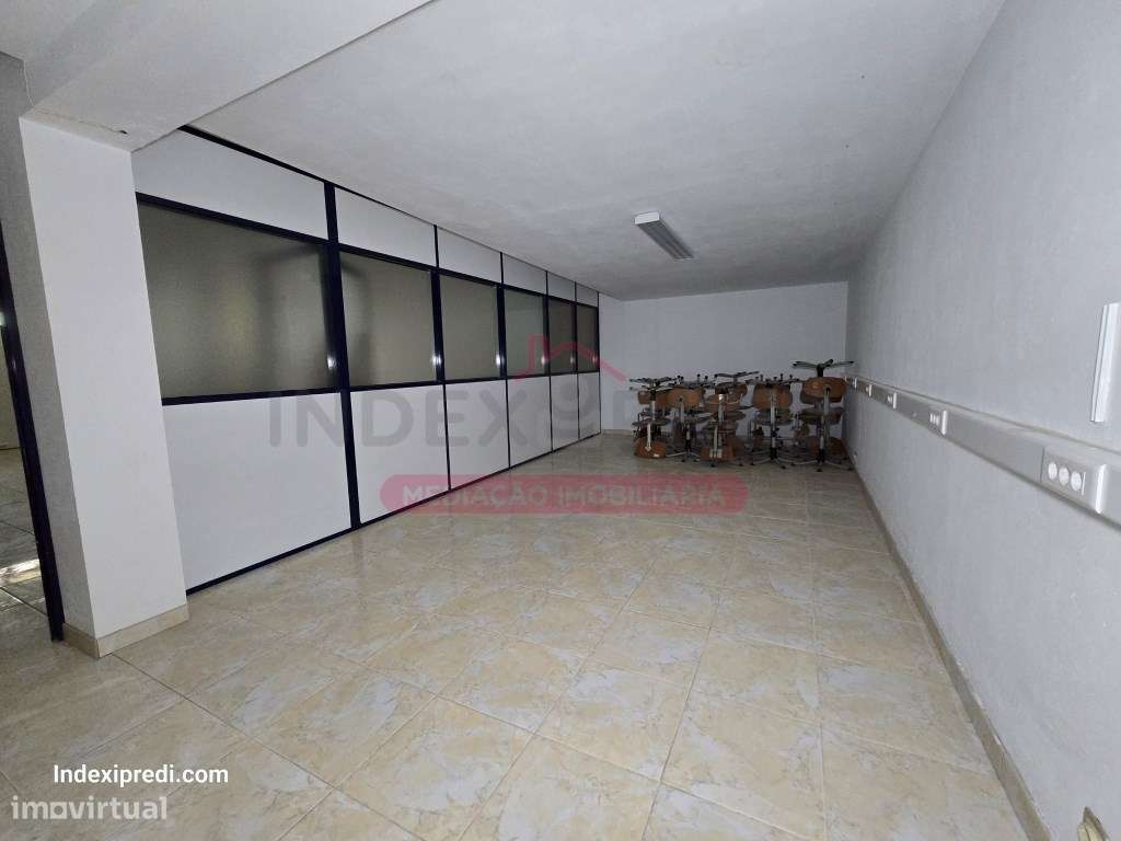 Investidores - Excelente loja com muita luz natural. - Arrendado-24