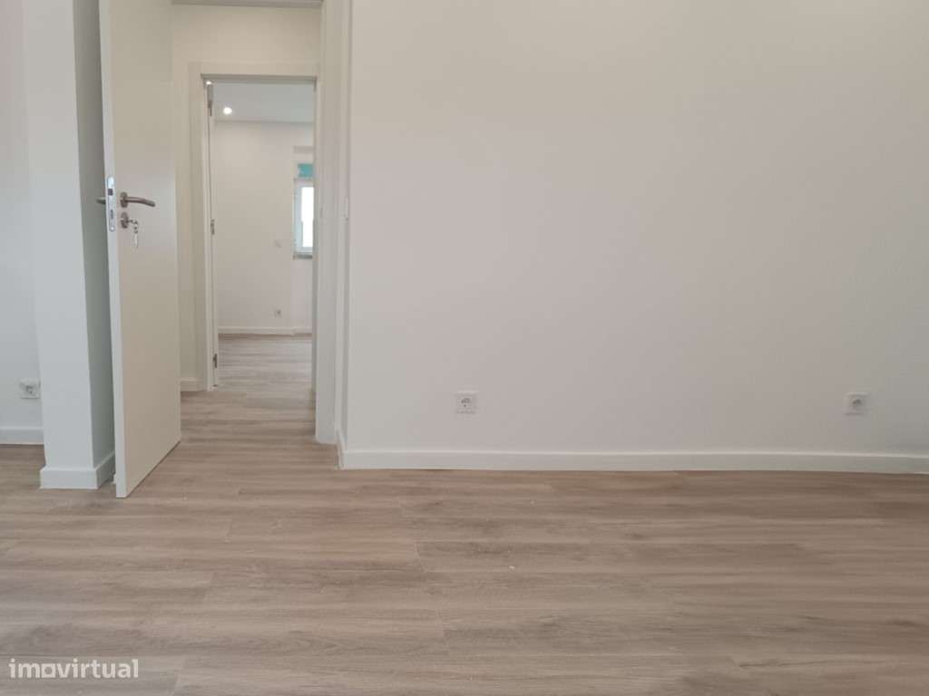 Apartamento T1 c/ Arrecadação Renovado em Porto Salvo-12