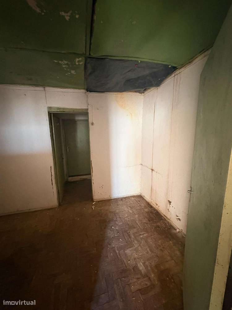 Moradia térrea para reconstrução com logradouro em Moita do Norte-20