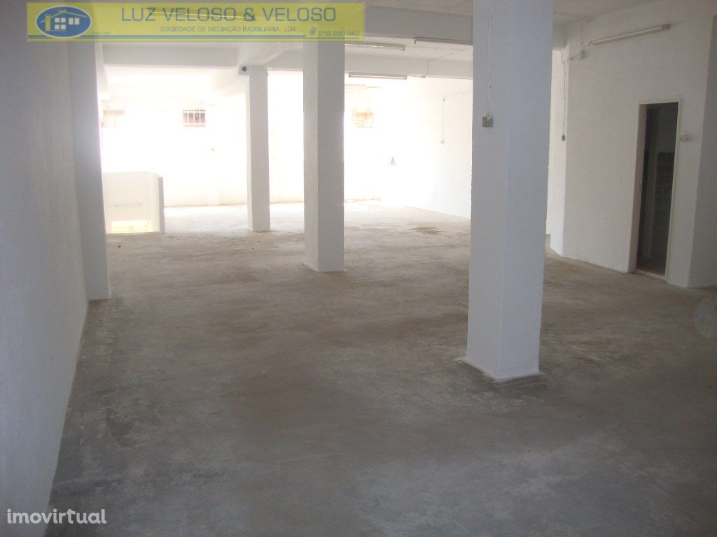 Armazém de 160,00m2 no Bairro de São Jorge, na Ramada / O...