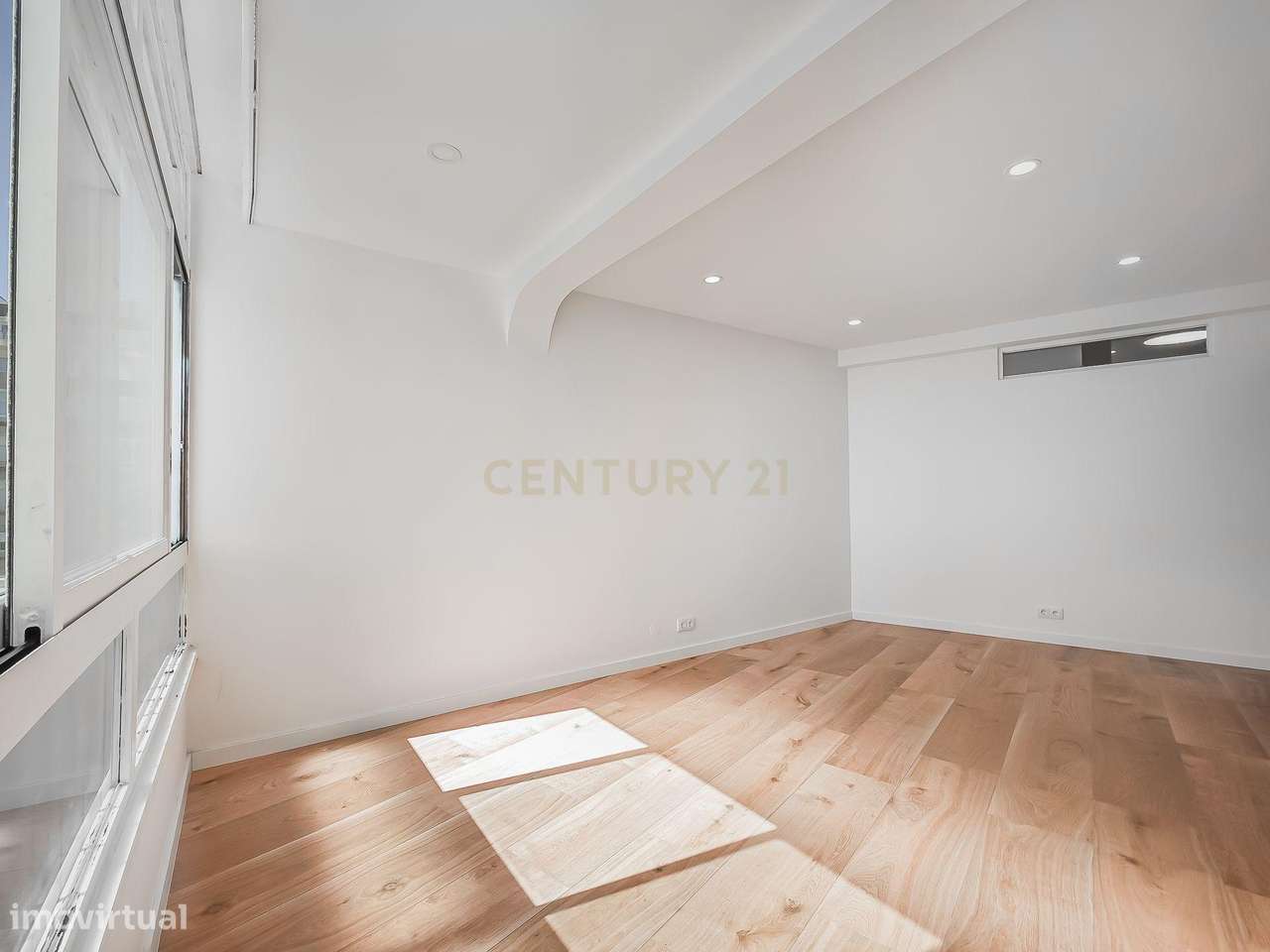 Viver no Estoril: T2 Renovado com Vista Mar, a 5 min a pé da Praia e d-15