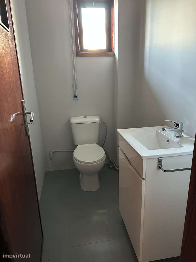Apartamento T2+1 renovado, com garagem, em boa localização-7