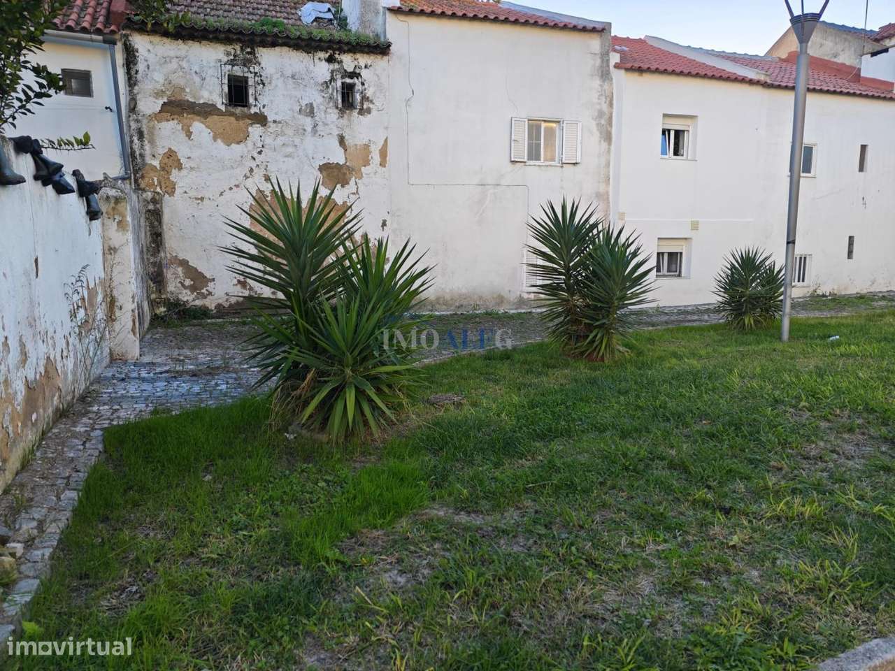 Prédio com quintal no centro do Montijo, junto a transportes-8
