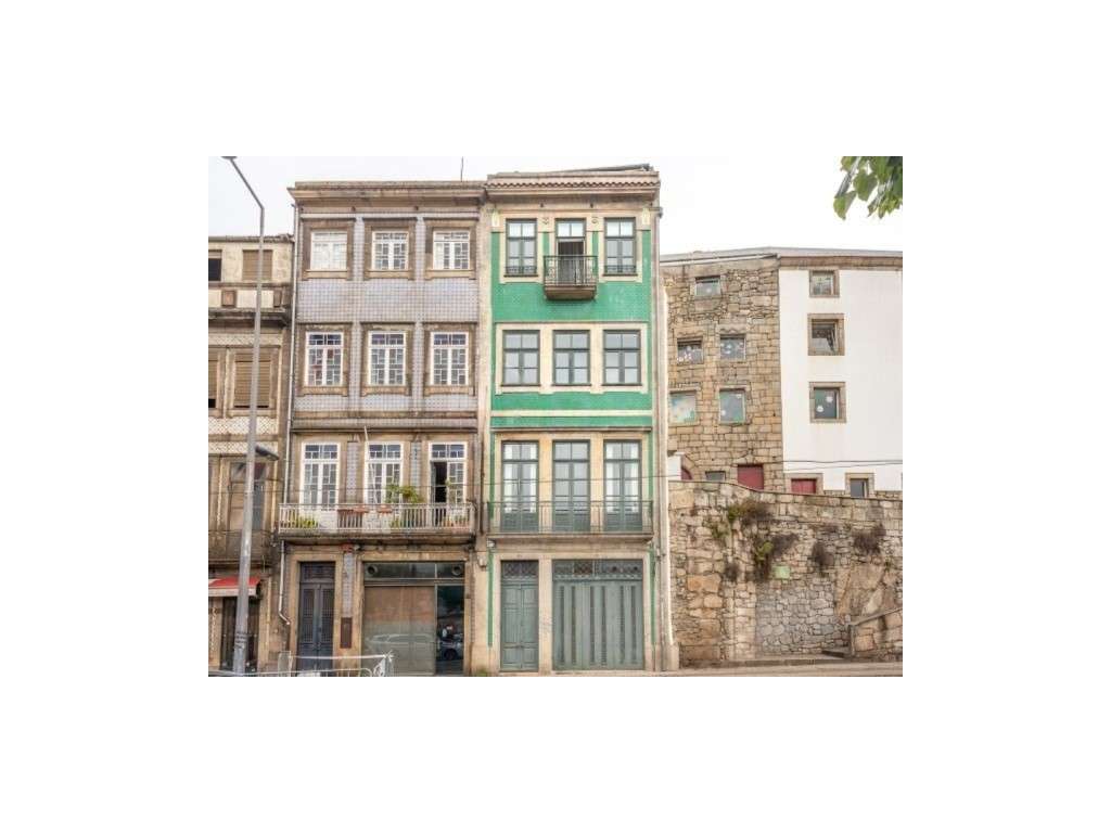 Prédio totalmente renovado em Miragaia com vistas rio-0