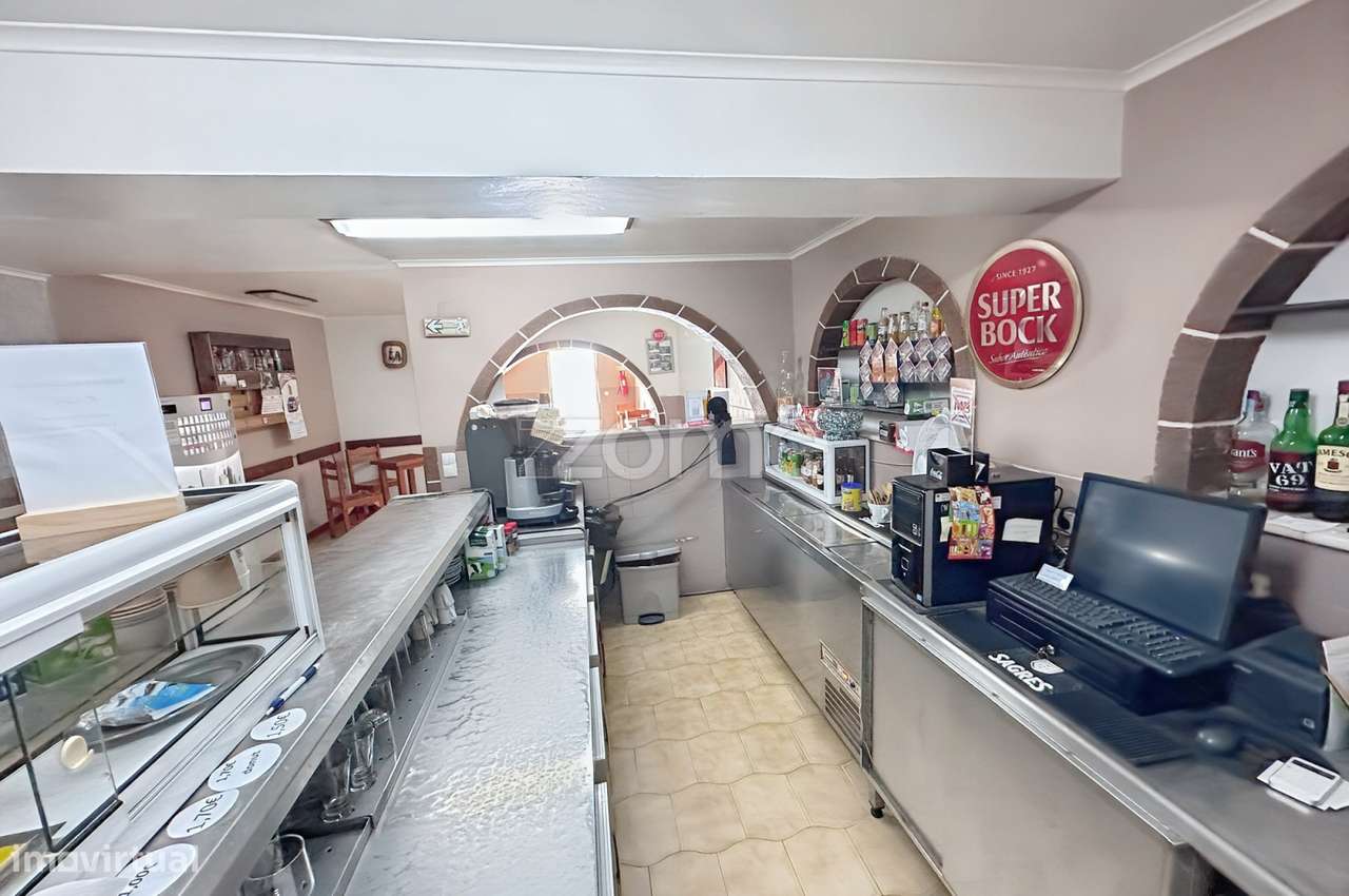 Moradia T4 com 2 Espaços de Comércio, no centro de Vila do Porto. - Grande imagem: 4/15