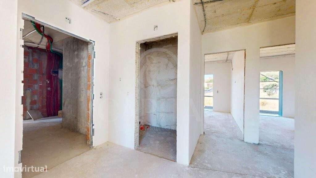 Apartamento moderno a estrear com excelente exposição solar, varanda e-11