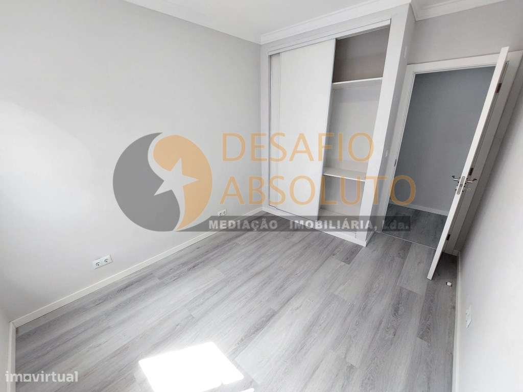 Apartamento T2 totalmente Remodelado c/ Arrecadação. Corroios-13