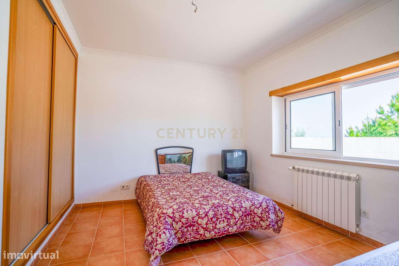 Moradia T6, localizada numa das zonas mais valorizadas do Oeste-21