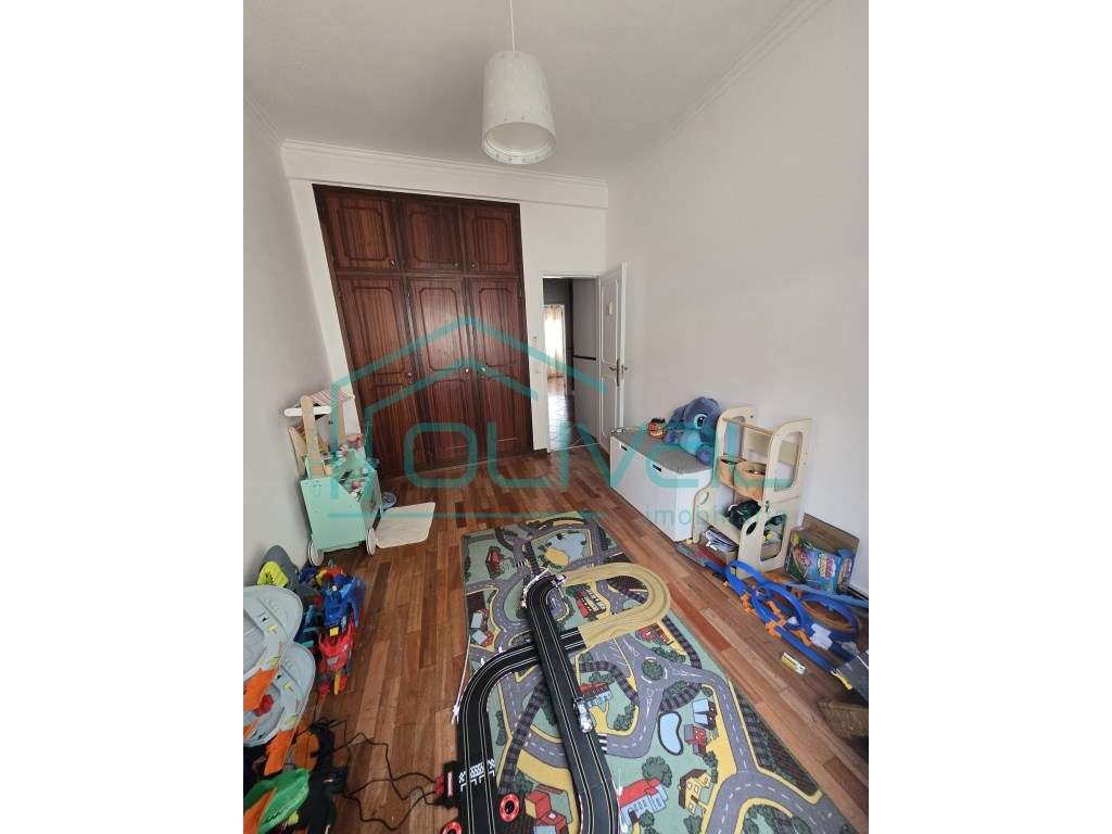 Apartamento T4 com terraço e arrecadação-24