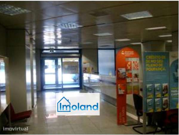 Loja / C/Excelente Montra / Ao Hospital de S. João - Porto - Grande imagem: 4/7