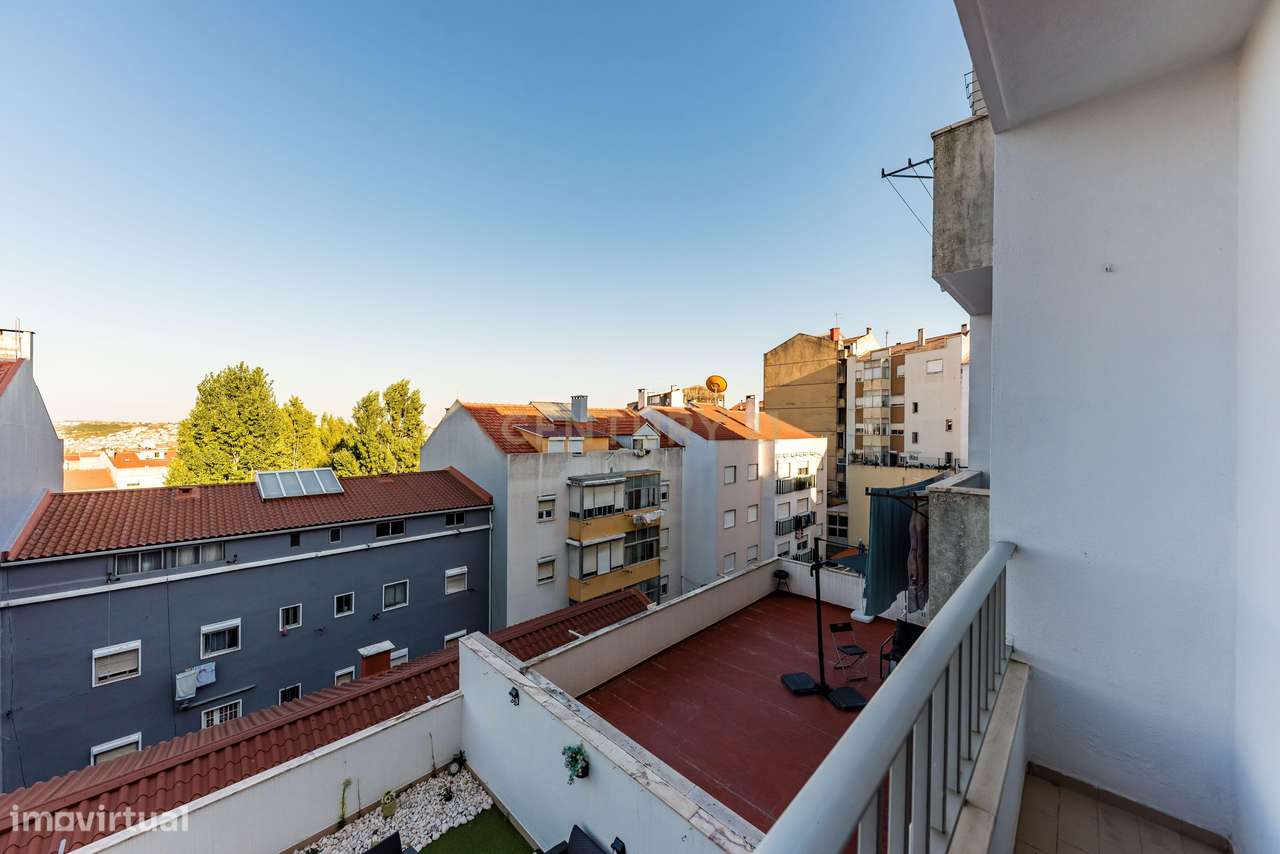 Apartamento T2 com Varanda em Encosta do Sol, Amadora-15