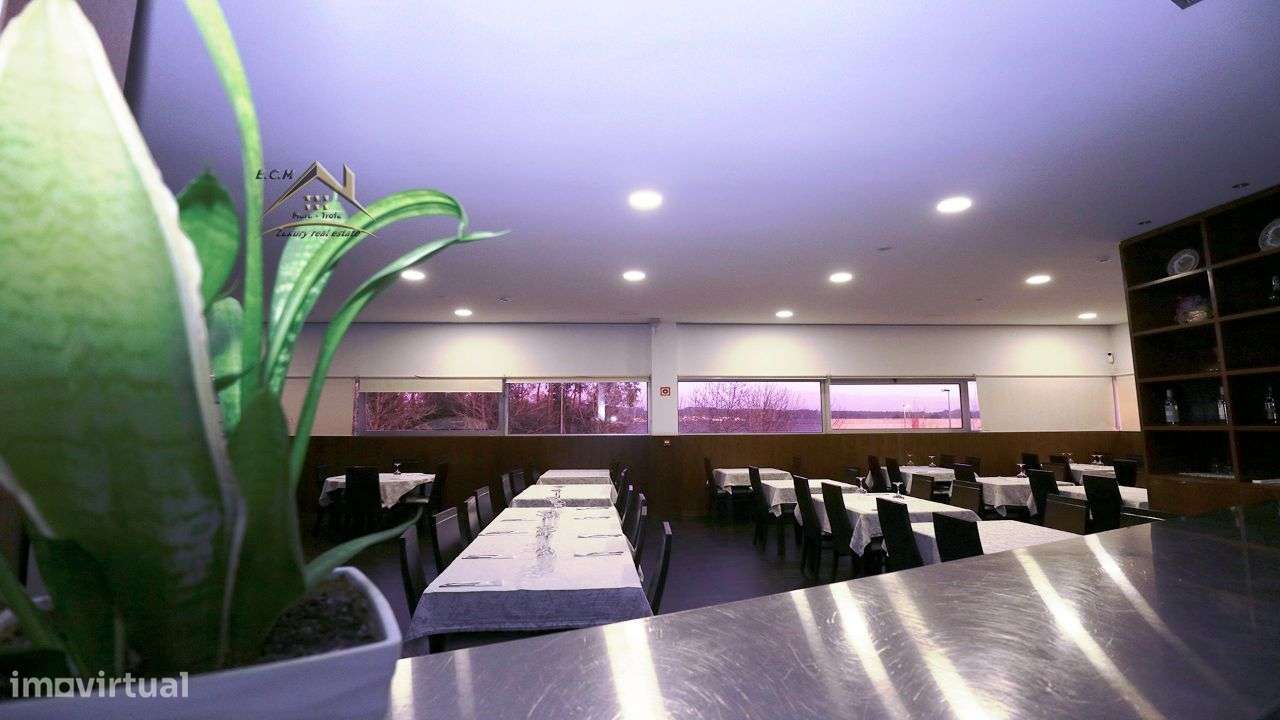 Restaurante "Castelo da Maia" Localizado em Zona Industrial,-34