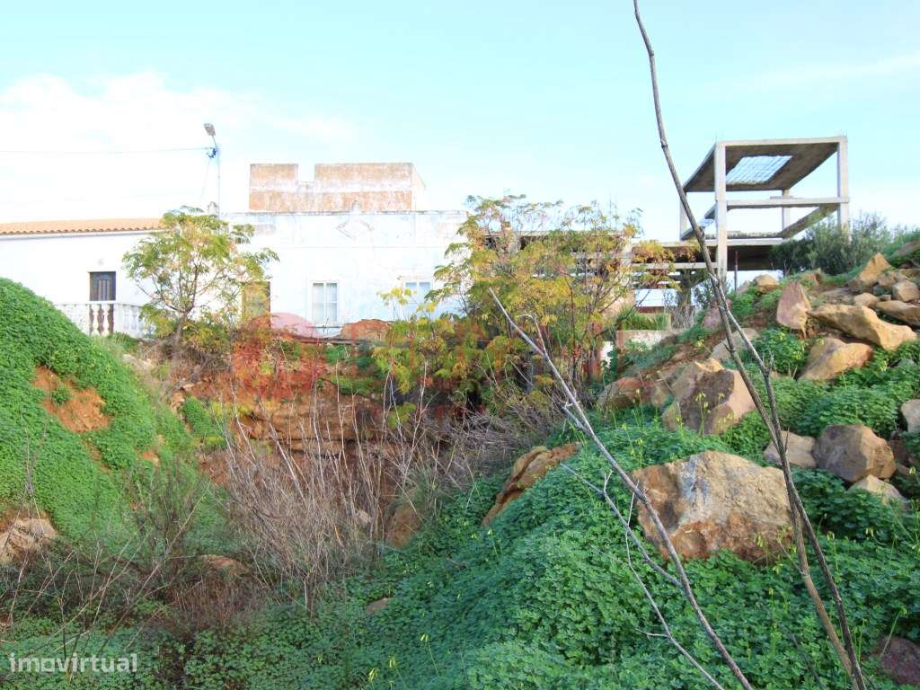 Terreno urbano com ruína para reconstrução em Estoi - Grande imagem: 2/19