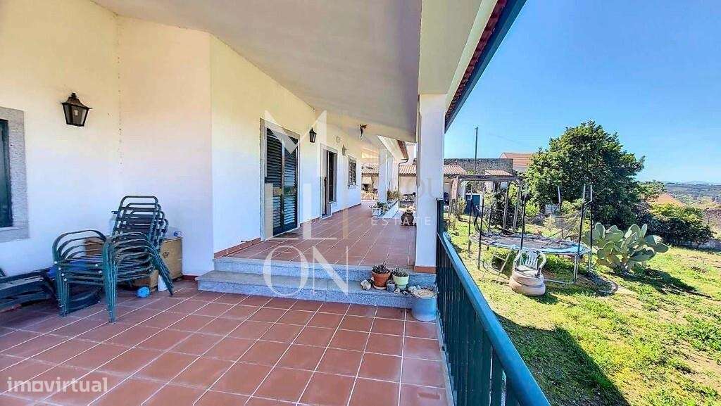 Moradia com  terreno amplo de 4.500 metros na bonita aldeia de Fiais d - Grande imagem: 5/25