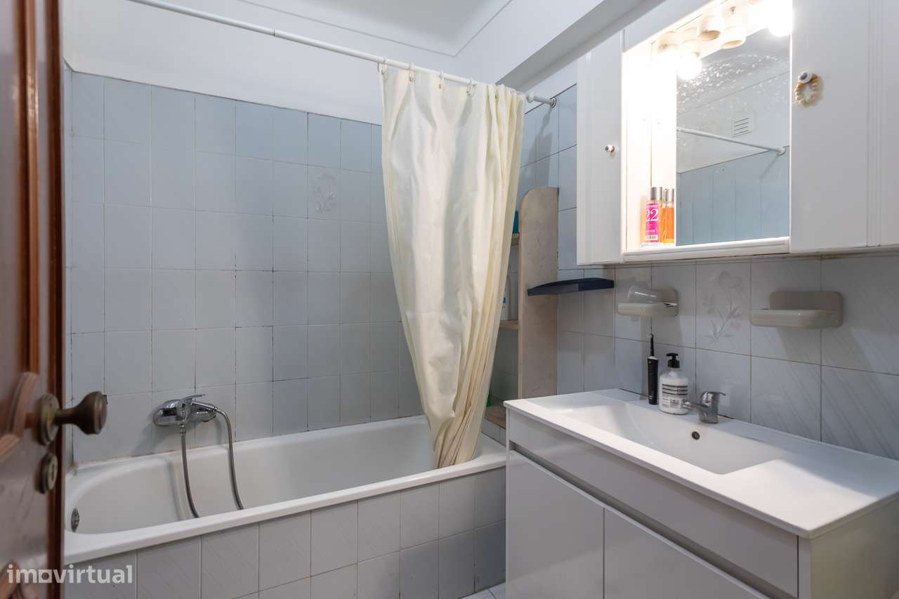 Excelente apartamento T2, situado na Tapada das Mercês-11