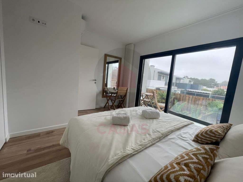 Moradia de arquitectura moderna com piscina privada-28