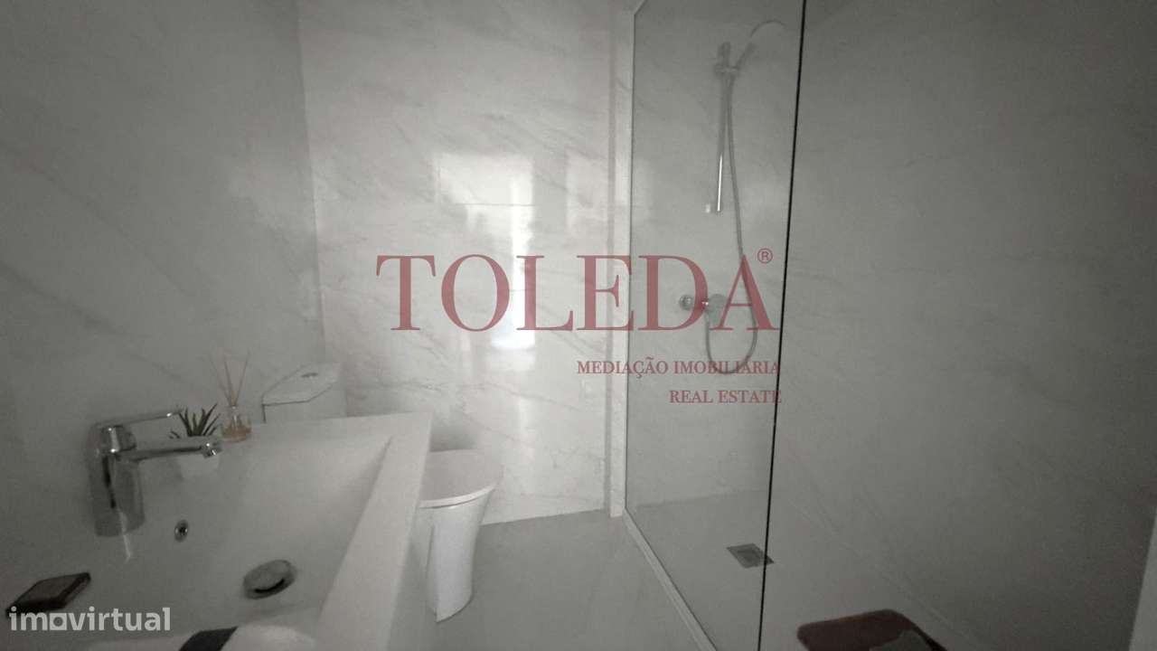 Apartamento T3 Remodelado em Benfica com terraço-34