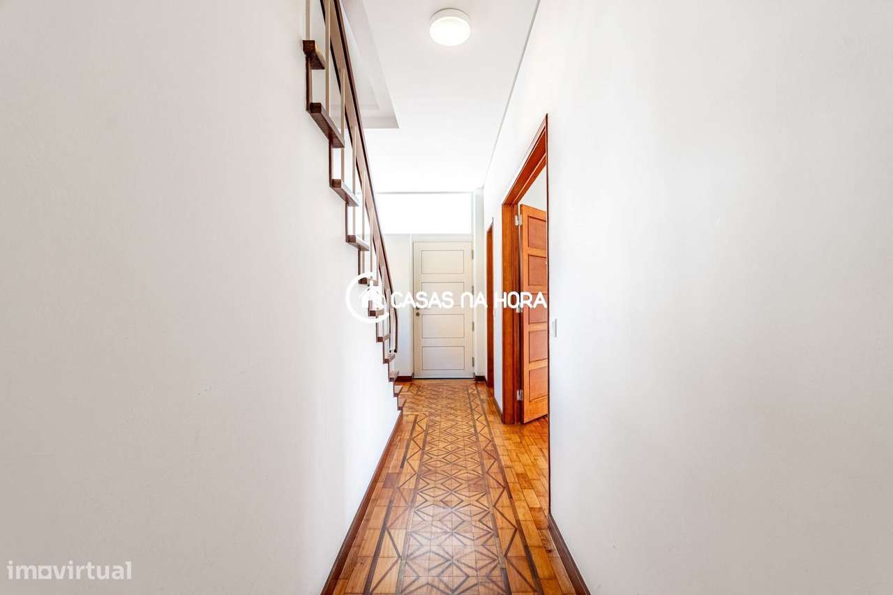 Moradia T3+T1  na Rua João das Regras, junto à Avenida de Sintra. - Grande imagem: 4/30