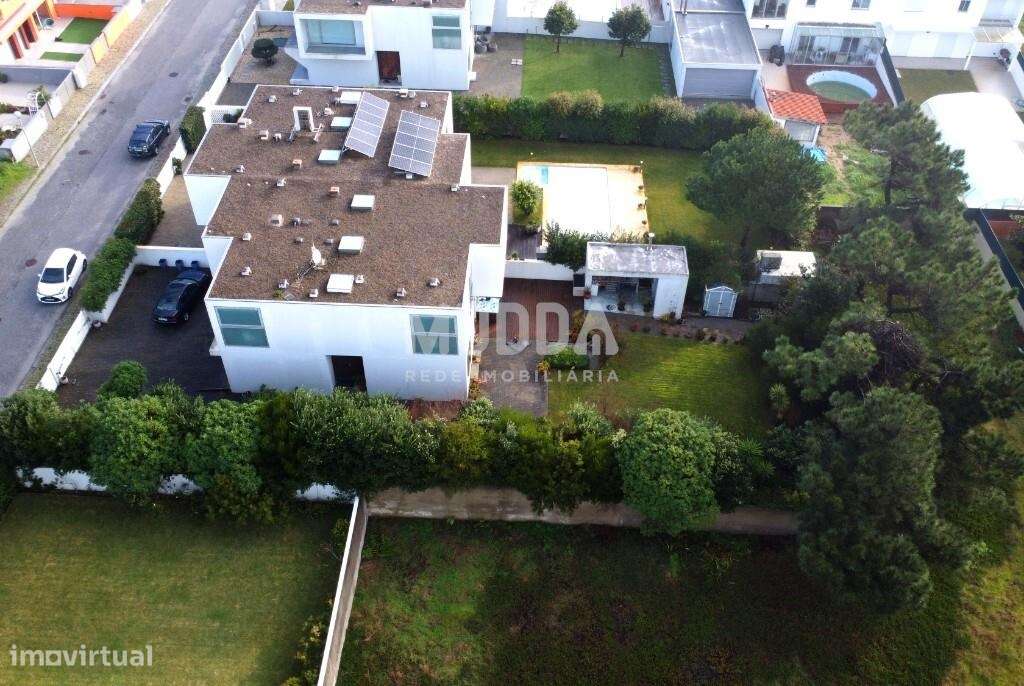 Viver na Torreira: Moradia T4 com Luz Natural e Espaço Exterior Único-44